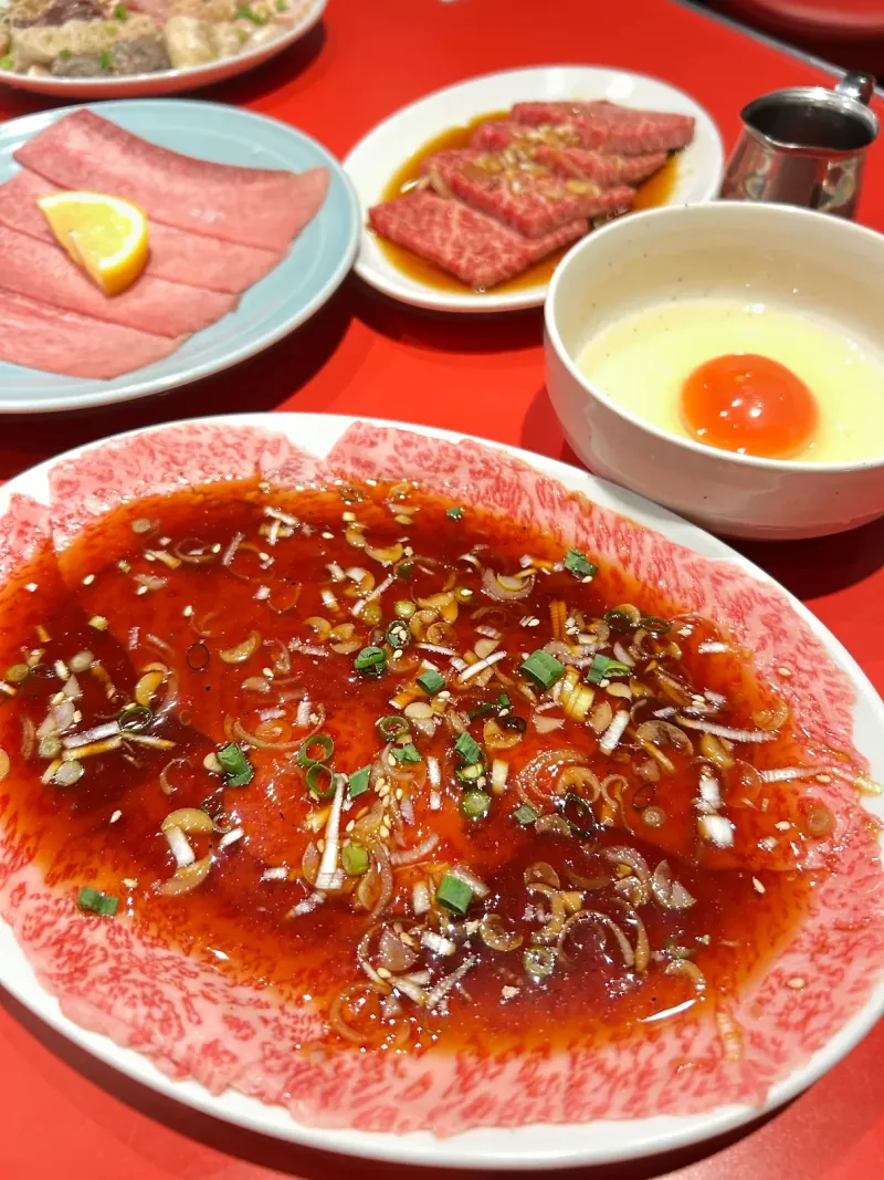 タレをかけた仙台牛の炙り上ロースと卵