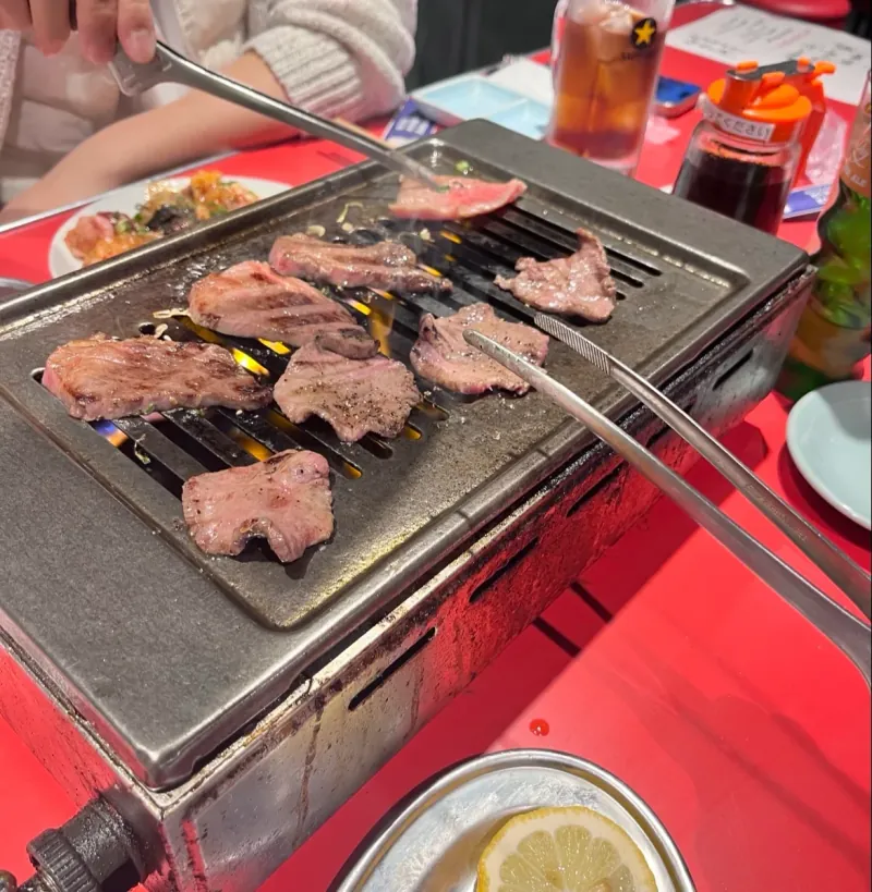 焼き台で焼かれるタン塩