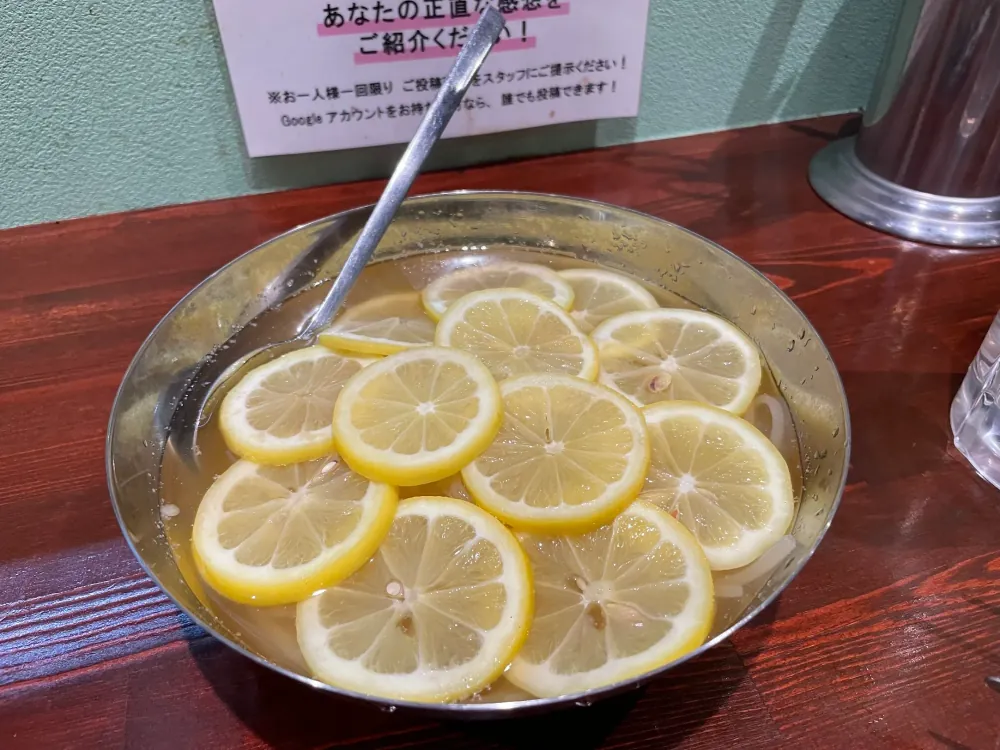 レモンの輪切りをのせた冷麺