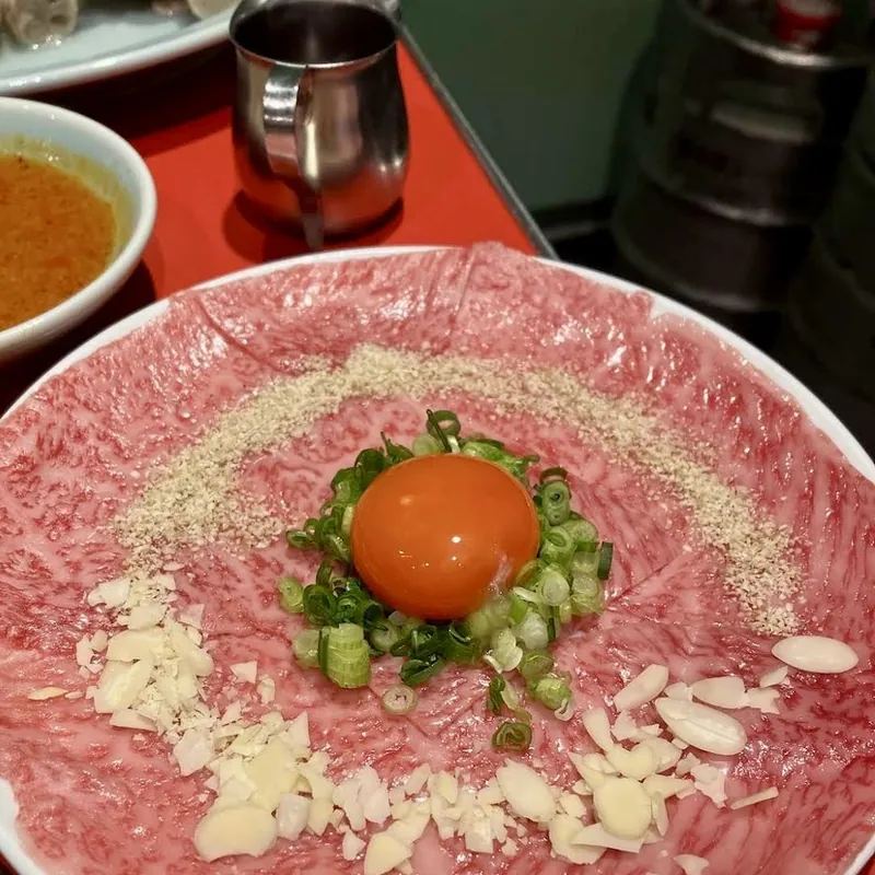 卵黄を添えたレアロースユッケ